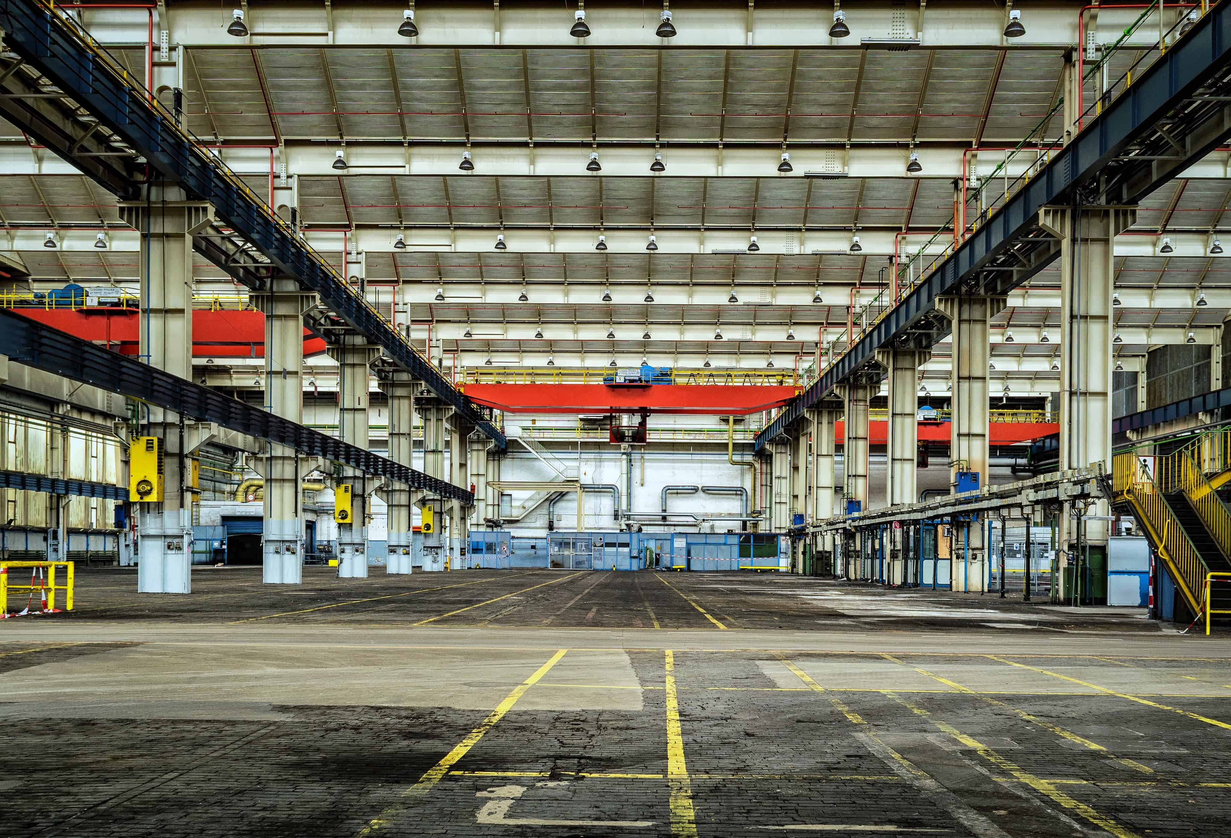 Industrial hall with steel structure and overhead cranes